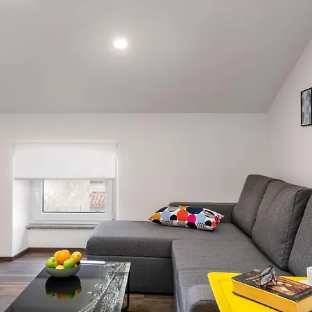 Hana - Attic In Center * بولا